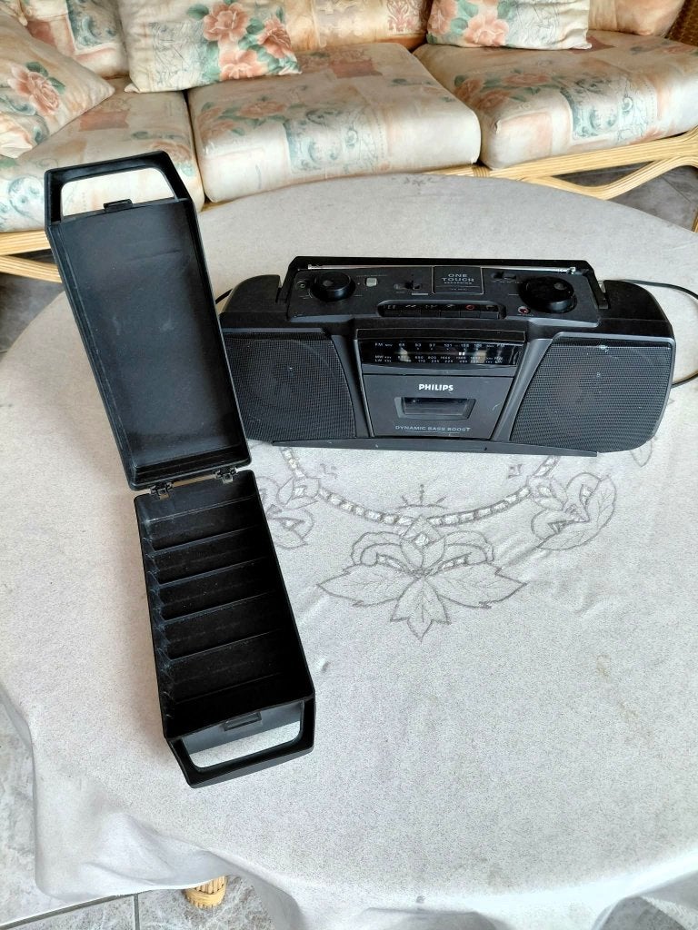 Philips draagbare radio-cassette + cassette box., Audio, Tv en Foto, Ophalen of Verzenden