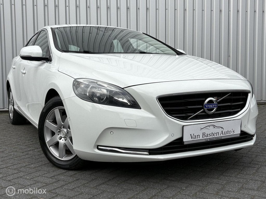 Volvo V40 1.6 T2 Momentum | Camera | Navi | Trekhaak | PDC |, 1596 cc, Gebruikt, Zwart, 4 cilinders
