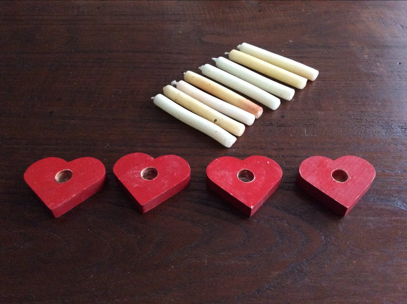 Set van 4 houten hartvormige kandelaars met kaarsjes, Gebruikt, Ophalen of Verzenden, Kandelaar, Rood