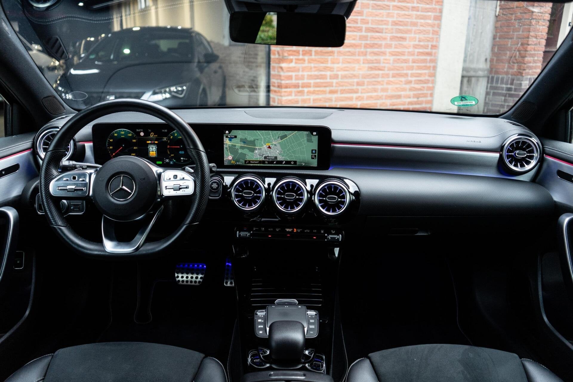 Mercedes A-klasse 250 e AMG Edition / Camera / Ambi, Gebruikt, Zwart, 4 cilinders, Alcantara