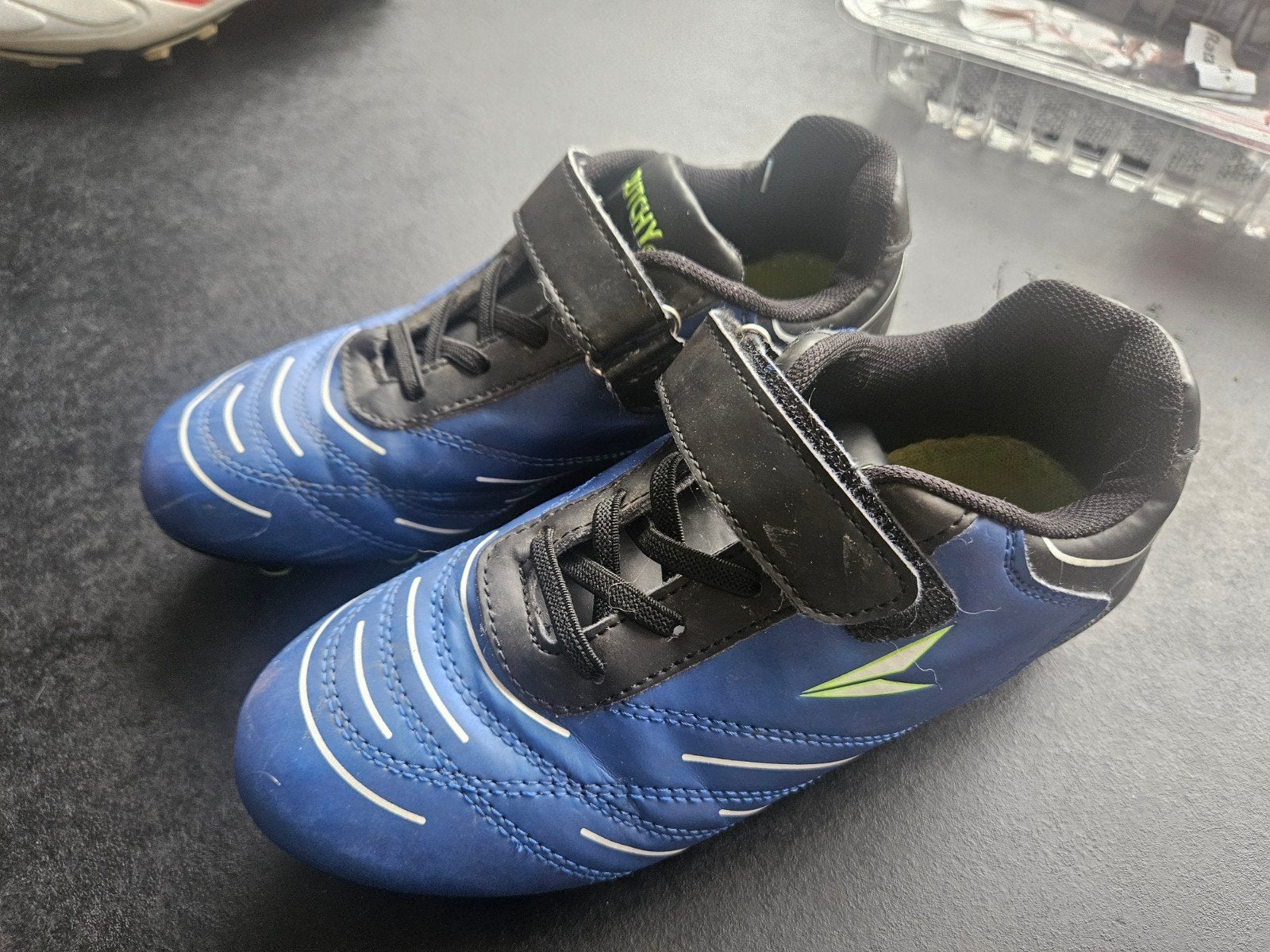 Voetbalschoenen voor kinderen mt 35 Blauw, Ophalen of Verzenden, Zo goed als nieuw, Schoenen