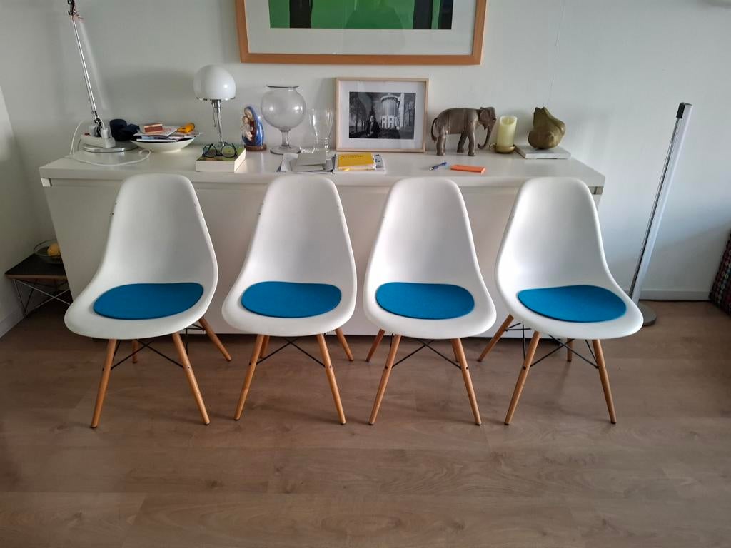 4 stuks Eames stoelen met blauwe kussens, ophalen Maastricht, Gebruikt, Modern, Scandinavisch, Wit, Vier