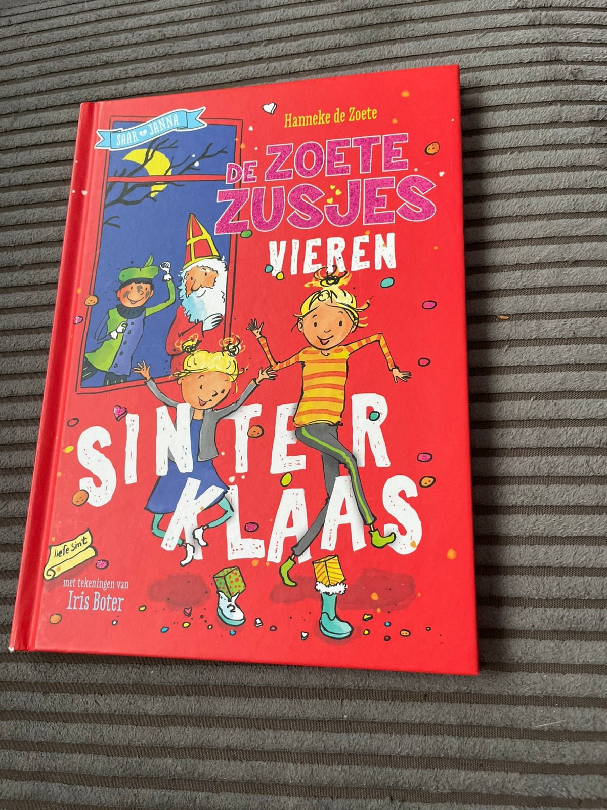 Boek van Hanneke de Zoete De Zusjes vieren Sinterklaas, Ophalen of Verzenden, Zo goed als nieuw, Fictie algemeen