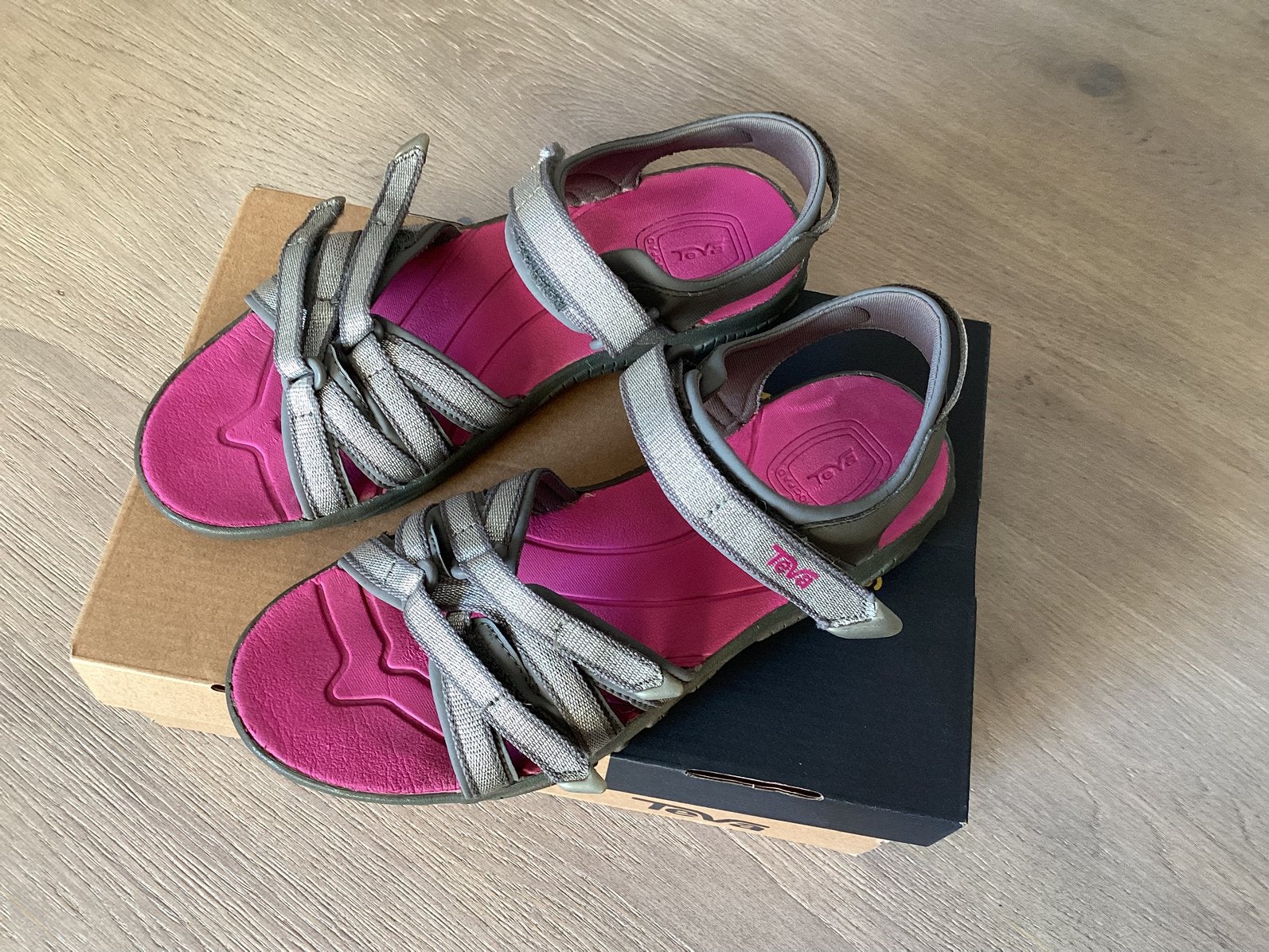 Teva tirra roze / zilver maat 36, Gebruikt, Meisje, Overige typen, Ophalen of Verzenden
