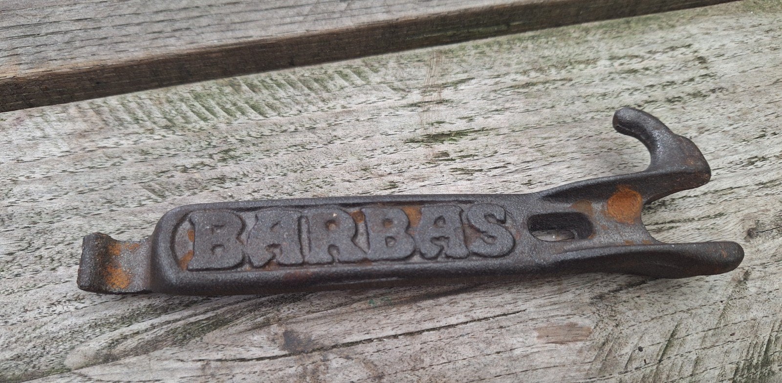Originele gietijzeren kachelsleutel/kachelhaak. Merk Barbas., Ophalen of Verzenden
