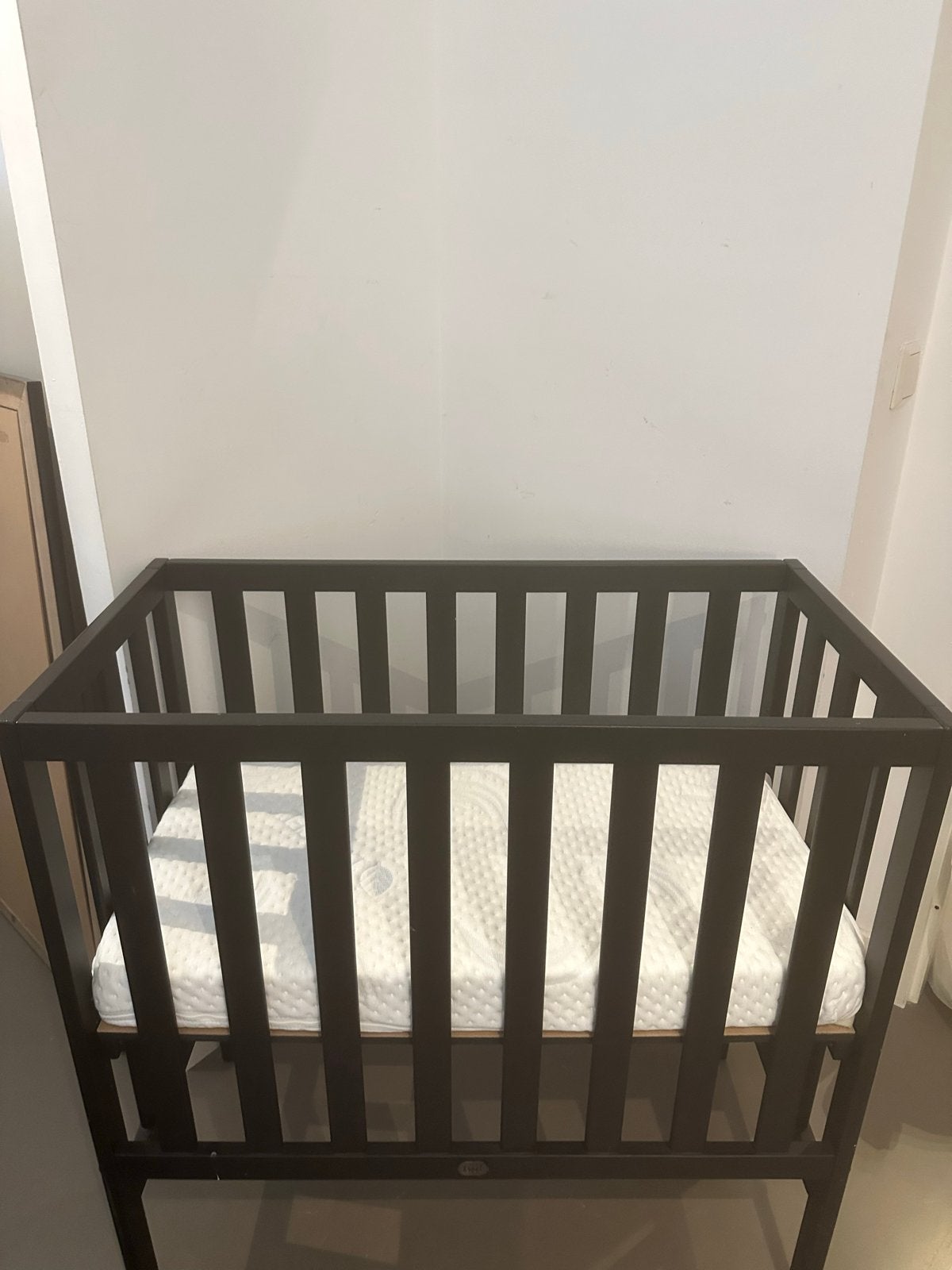 Nieuwe zwarte  houten ledikant met matras twf, Ophalen of Verzenden, Gebruikt, Ledikant
