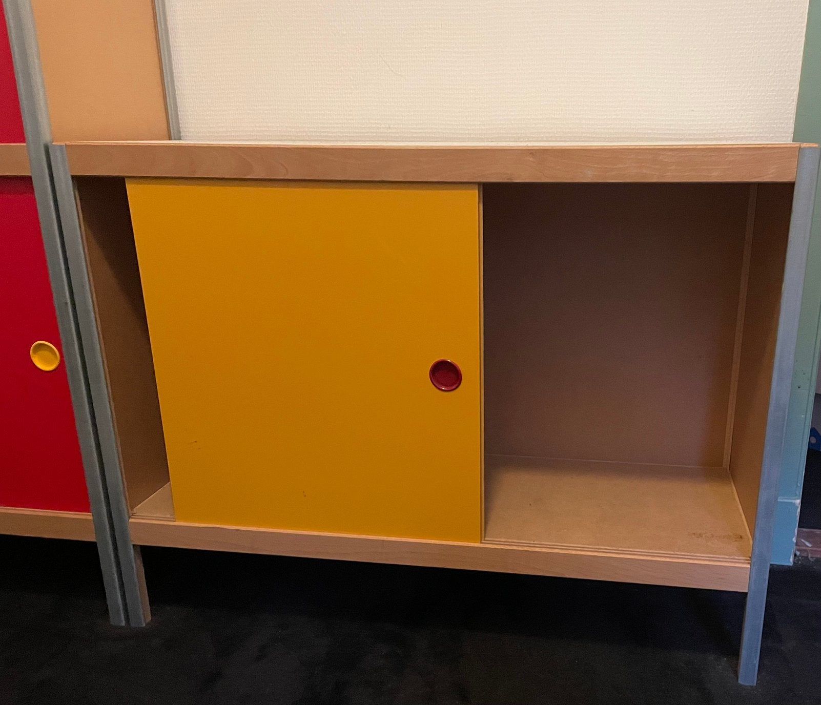 Kleurige kinderkast met schuifdeurtjes, geel en rood, Ophalen, Gebruikt, Kast, 105 cm of meer