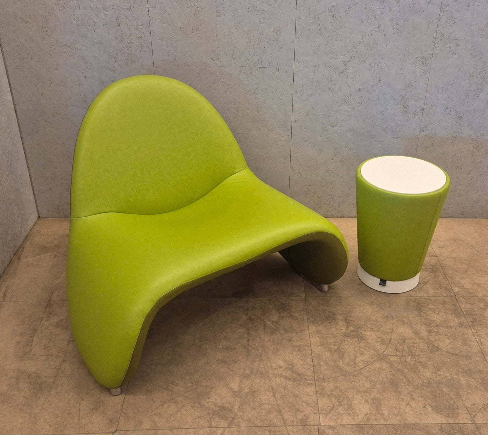 Leolux Stella fauteuil + Barillo poef groen leer design, Huis en Inrichting, Fauteuils, Ophalen, Leolux, Zo goed als nieuw, 75 tot 100 cm