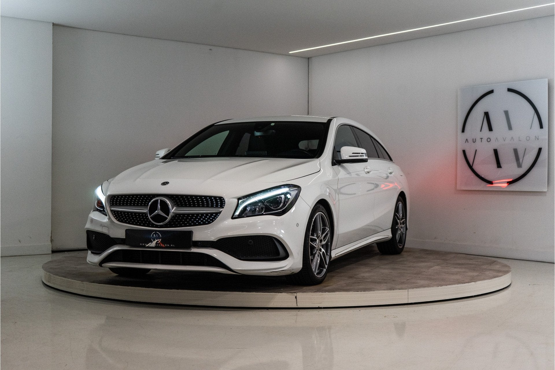 Mercedes-Benz CLA-Klasse Shooting Brake 180 AMG 123PK | LED, Auto's, Voorwielaandrijving, Gebruikt, 4 cilinders, Handgeschakeld