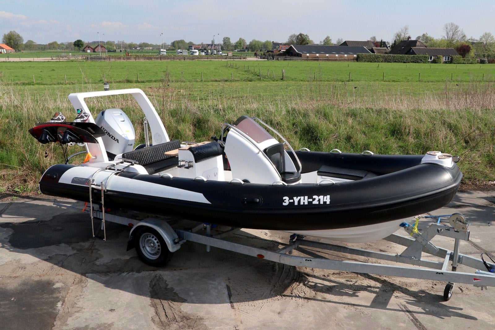 Foto 3 van ZGAN Honda 115pk RIB met trailer en 50 vaaruren