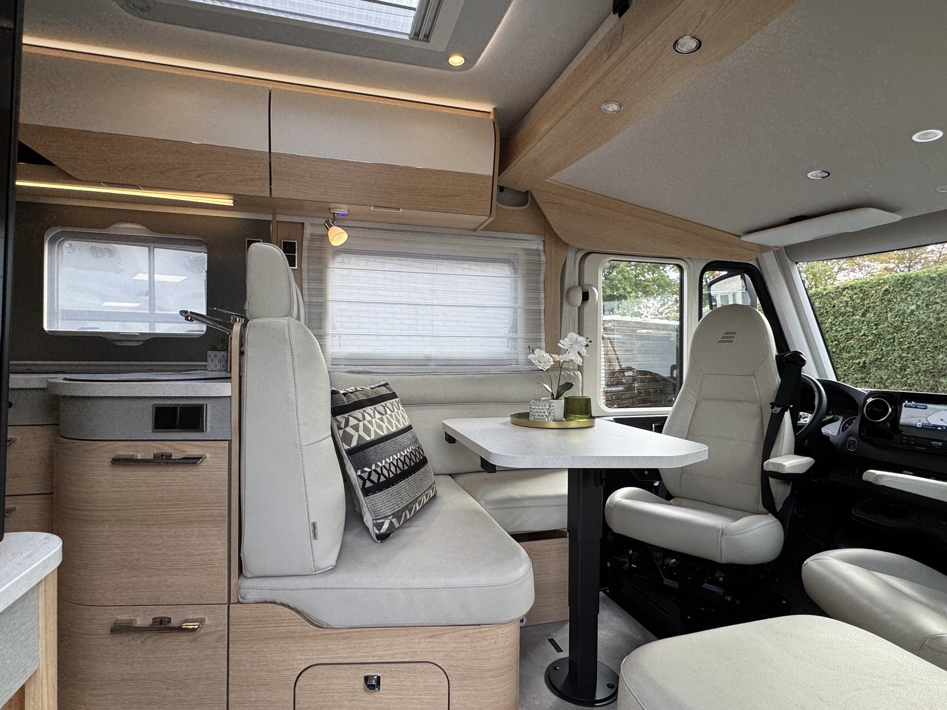 Hymer BMC-I 680 BLACK LINE 170 pk AUTOMAAT 9-Traps 4-Persoon, Airbags, Ringverwarming, Bedrijf, Diesel