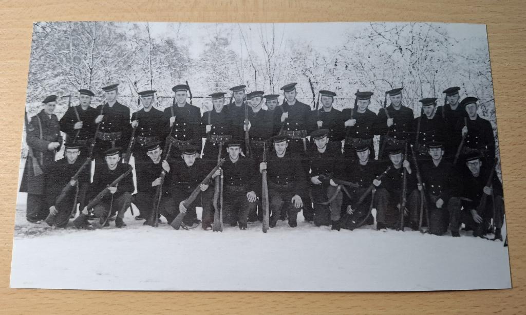 Foto marine 1953: marine-opleiding M.O.K. Hilversum, Verzamelen, Verzenden, Marine, Nederland, Foto of Poster