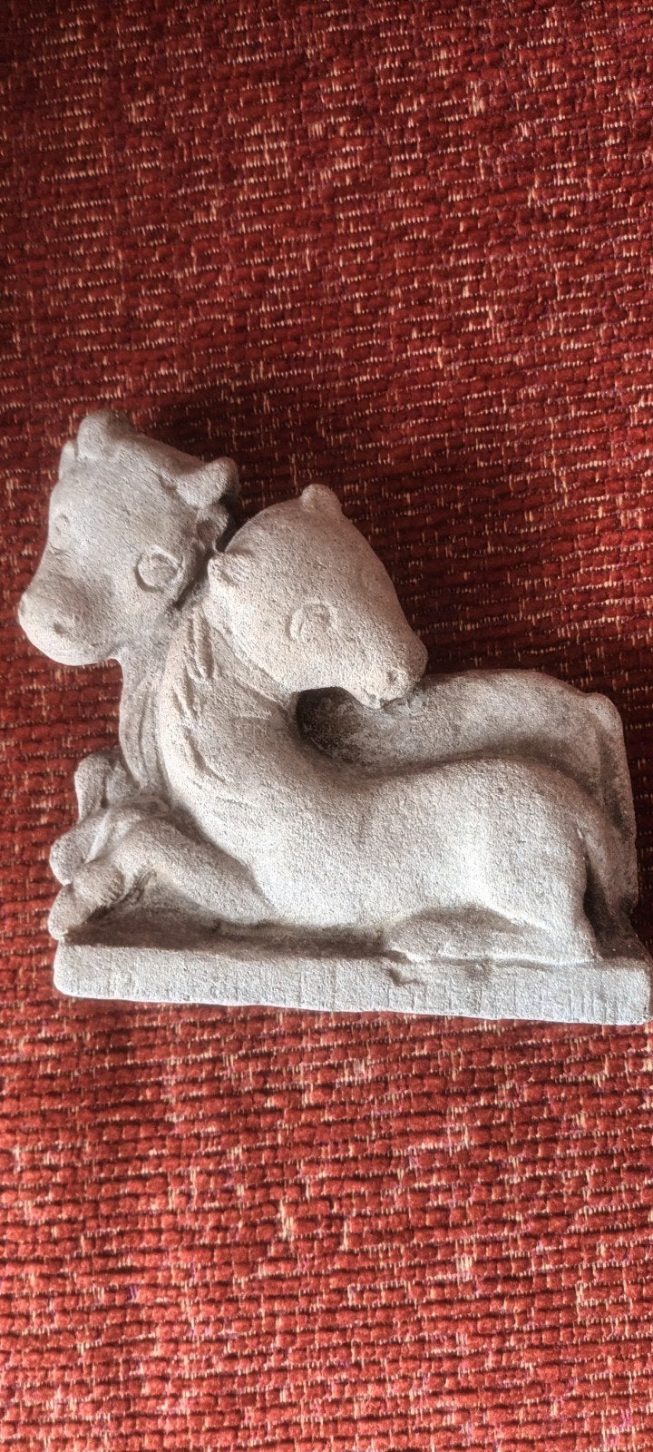 Stenen beeldje van twee liggende herten, 14x15 cm, Antiek en Kunst, Minder dan 20 cm, Ophalen of Verzenden, Zoogdier, Steen of Keramiek