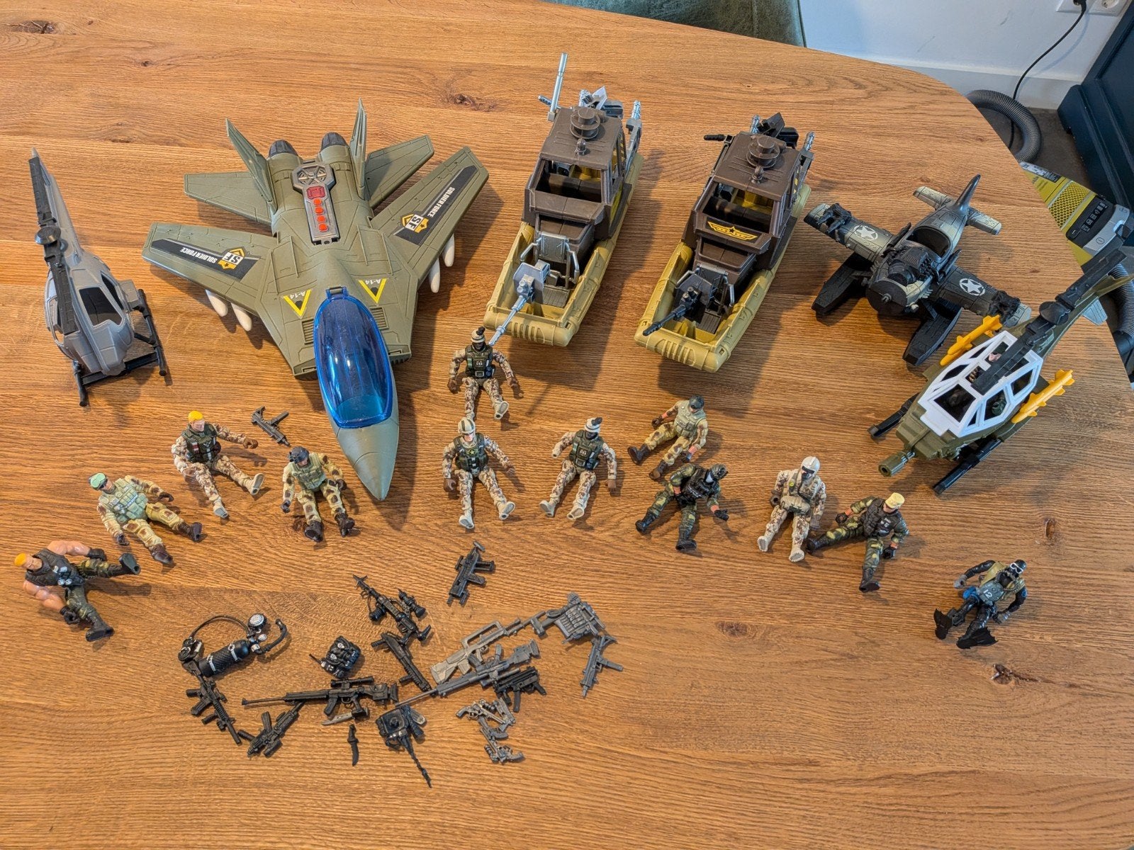 Complete set legervoertuigen en poppetjes., Ophalen, Zo goed als nieuw