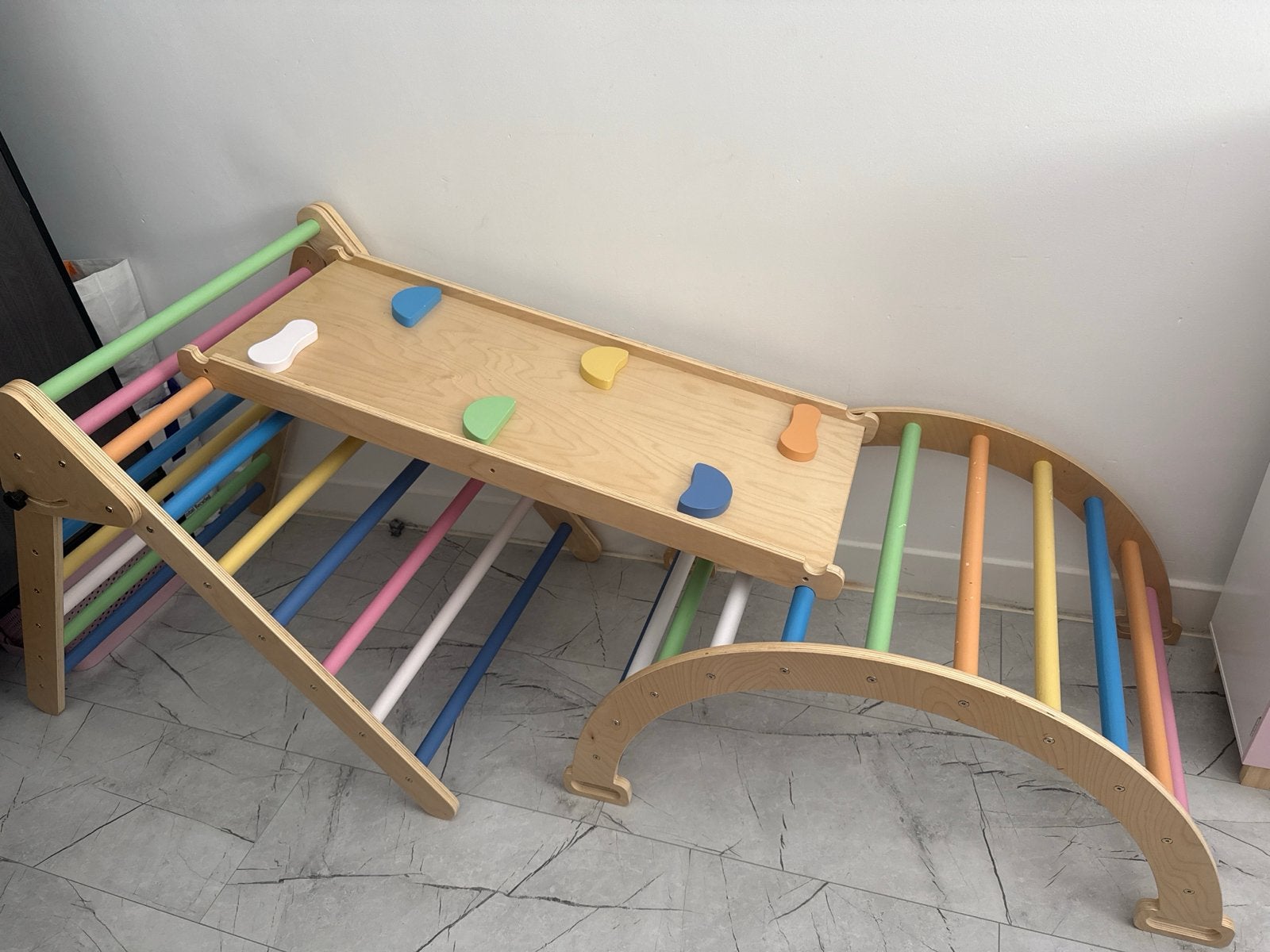 Kleurrijk klimrek met glijbaan - Zo goed als nieuw, Kinderen en Baby's, Speelgoed | Buiten | Speeltoestellen, Ophalen of Verzenden