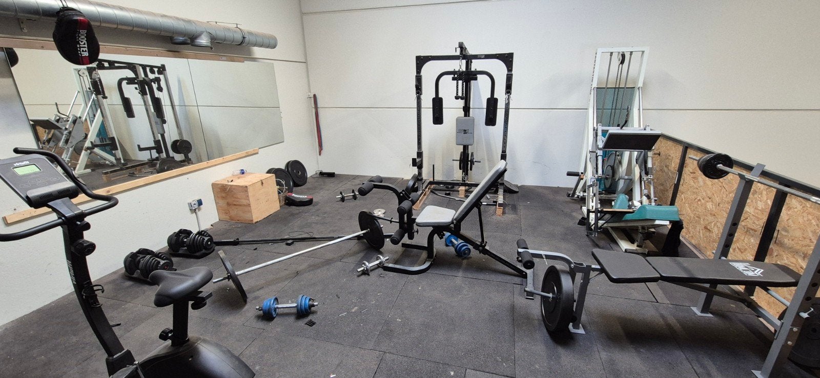 Complete Fitnessruimte: Krachtstation, Hometrainer, Bank, Sport en Fitness, Ophalen, Benen, Gebruikt, Krachtstation