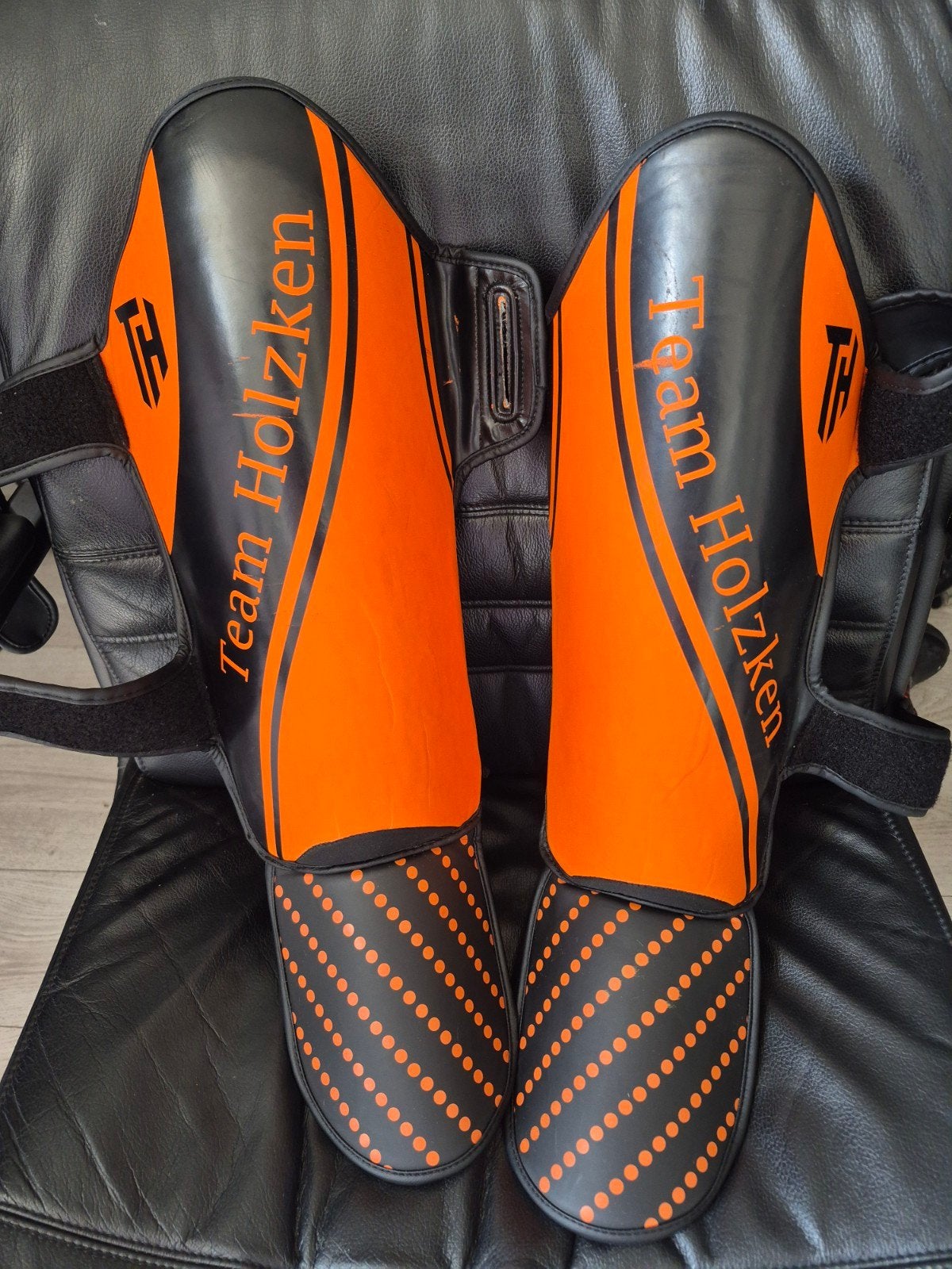 Team Holzken scheenbeschermers - Oranje/Zwart, Ophalen of Verzenden, Gebruikt, Overige, Vechtsportbescherming
