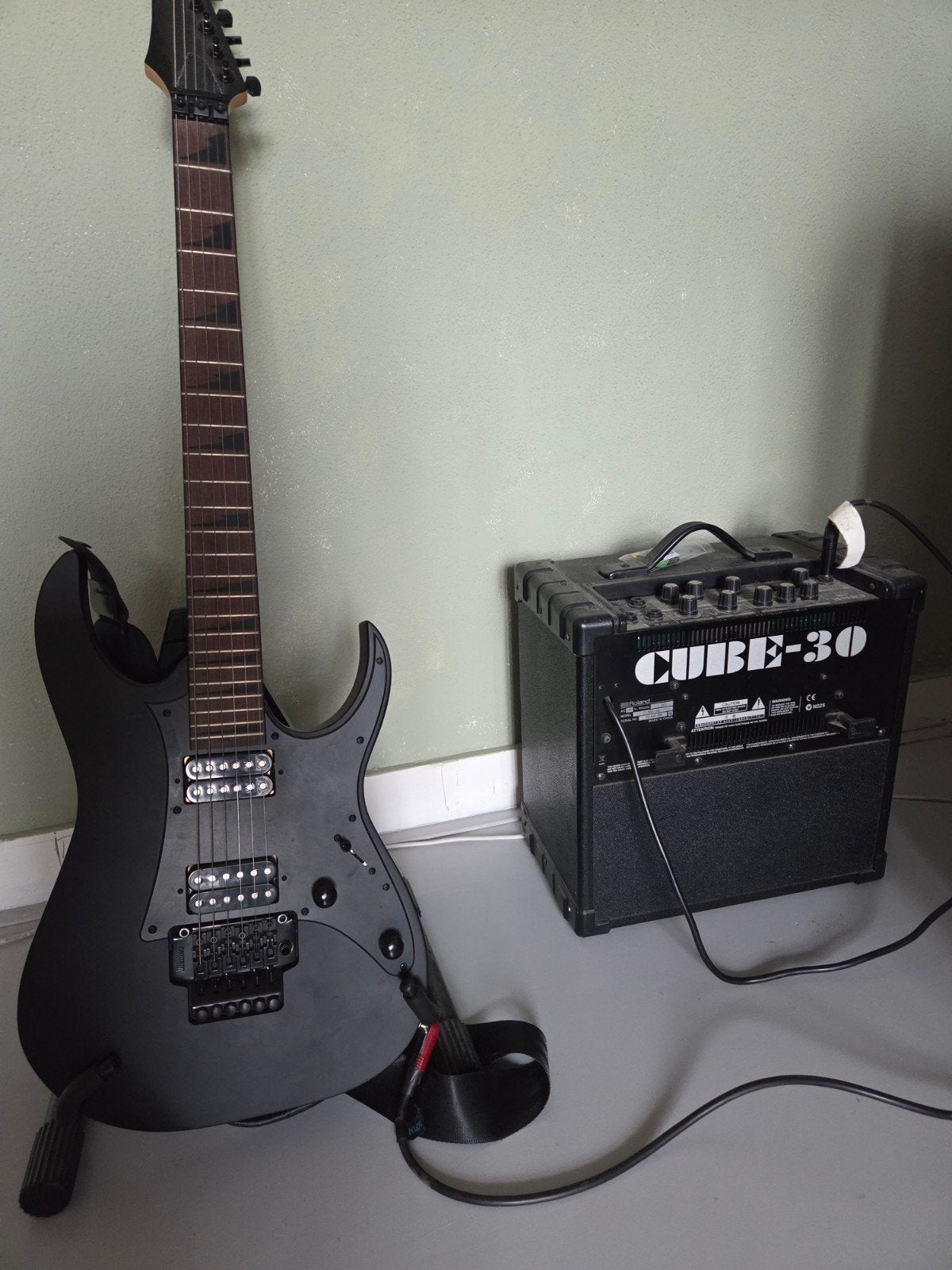 Zwarte elektrische gitaar met Roland Cube-30 versterker, Ophalen of Verzenden, Gebruikt, Gitaar, Minder dan 50 watt