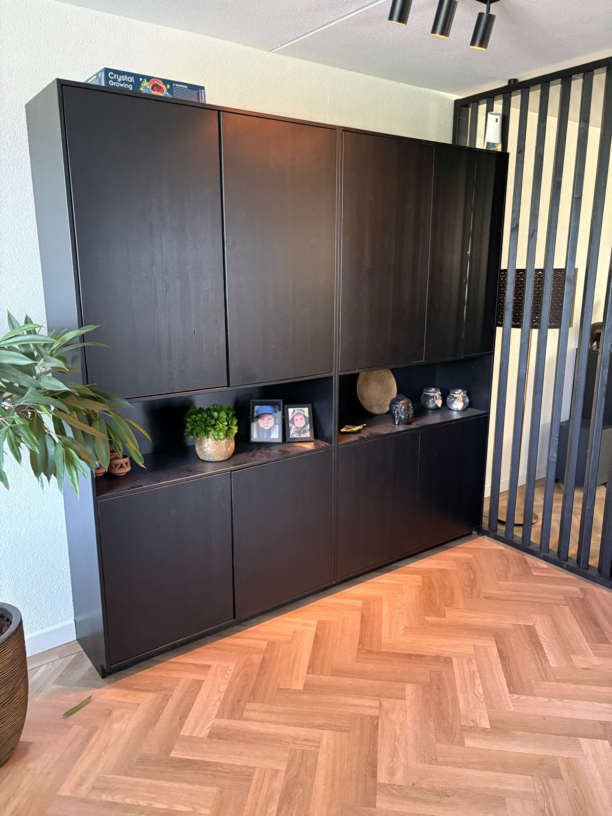 Moderne zwarte kast met veel opbergruimte, Huis en Inrichting, Kasten | Buffetkasten, Ophalen, Gebruikt, 200 cm of meer, 150 tot 200 cm
