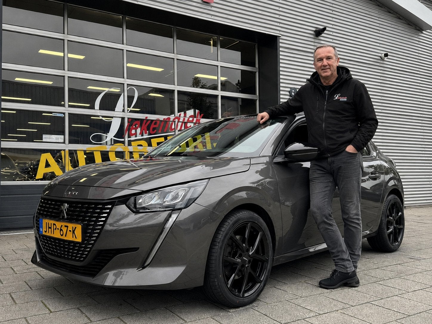 Peugeot 208 1.2 PureTech Pack - Navigatie / Apple CarPlay I, Voorwielaandrijving, Gebruikt, Zwart, Origineel Nederlands