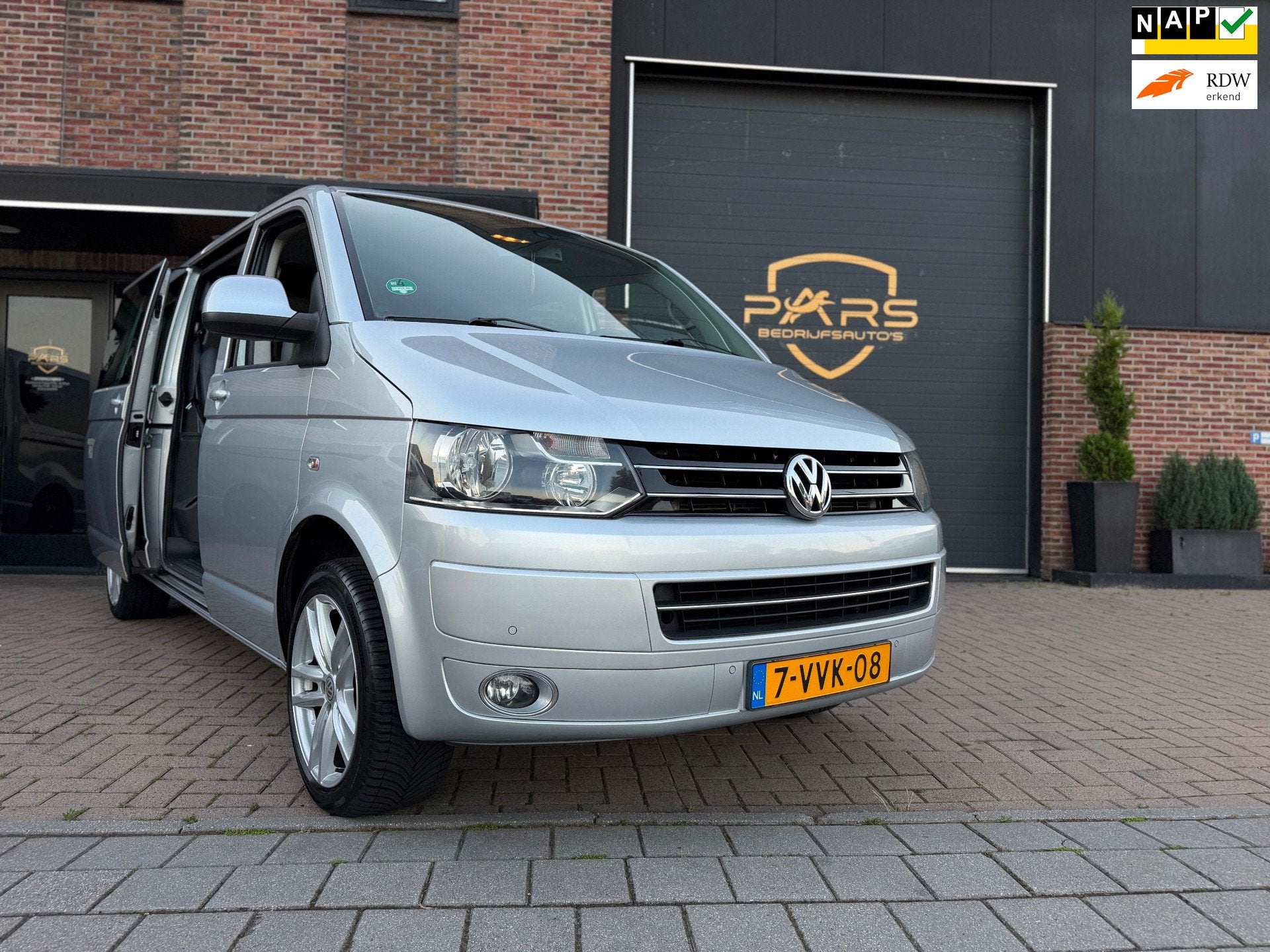 Volkswagen Transporter 2.0 TDI L2H1 DC Comfortline 140PK Dub, Auto's, Bestelauto's, Euro 5, Gebruikt, Zwart, 4 cilinders