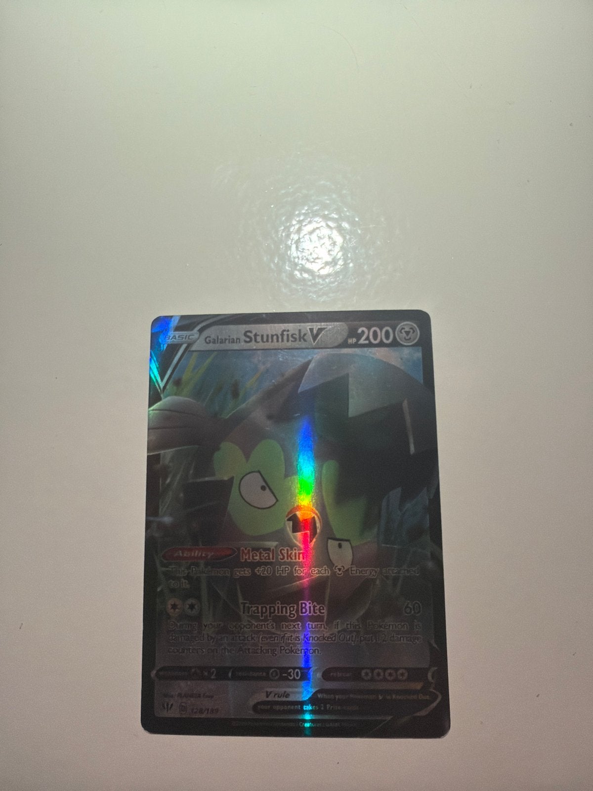 Pokémon Kaart: Galarian Stunfisk V (Zo goed als nieuw), Ophalen of Verzenden, Zo goed als nieuw, Losse kaart, Foil