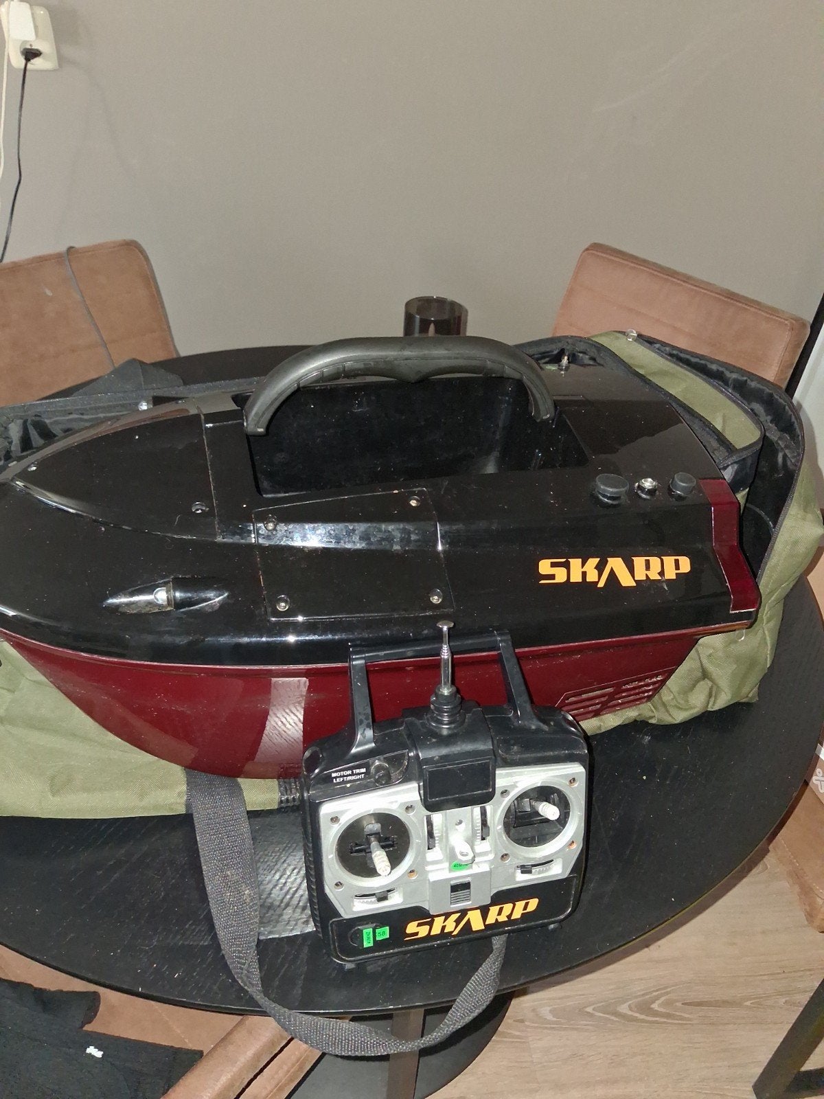 Skarp Voerboot met accu en laders - Klaar voor gebruik, Ophalen, Gebruikt