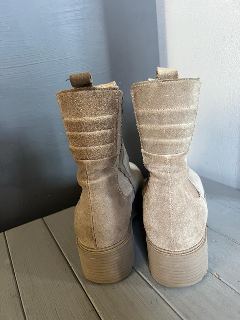 Manfield Suède Chelsea boots enkellaarsjes maat 40, Ophalen of Verzenden, Gedragen, Beige, Lage of Enkellaarzen