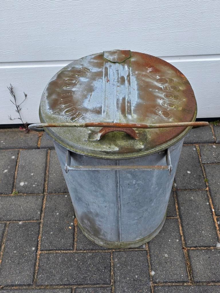 Zinken hoge rotterdam vuilnisbak, Ophalen