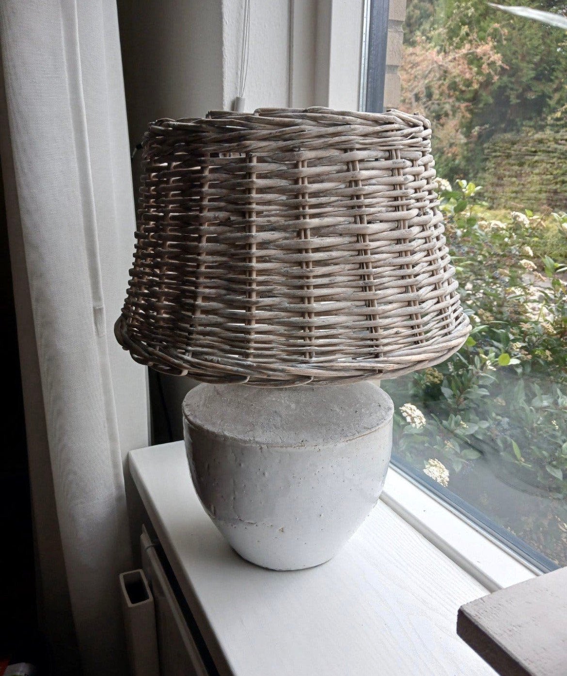 Tafellamp met rotan kap en grijze voet, Ophalen, Natuurlijk materiaal, Grijs, Landelijk