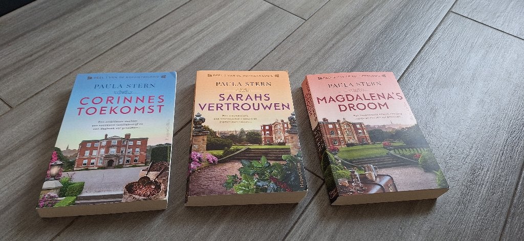3 delig romans de koffietrilogie Paula stern, Ophalen of Verzenden, Zo goed als nieuw