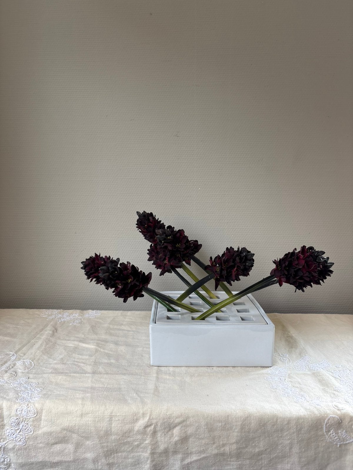 Preloved wit porseleinen ikebana vaas |, Huis en Inrichting, Woonaccessoires | Vazen, Wit, Zo goed als nieuw, Steen/keramiek, 7 cm