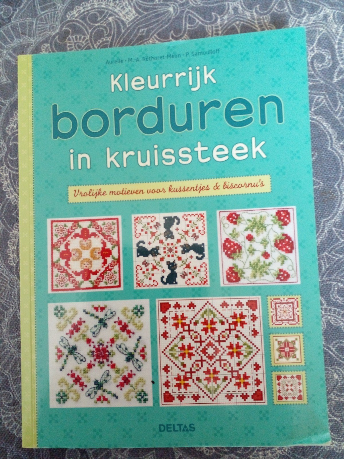 Kleurrijk borduren in kruissteek - patronenboek, Ophalen of Verzenden, Zo goed als nieuw, Handborduren, Patroon