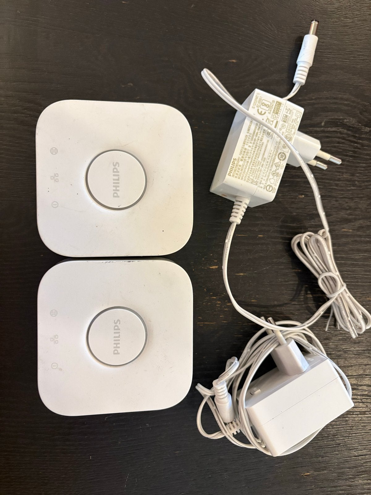Philips Hue Bridge (2 stuks) met adapters, Ophalen of Verzenden, Gebruikt