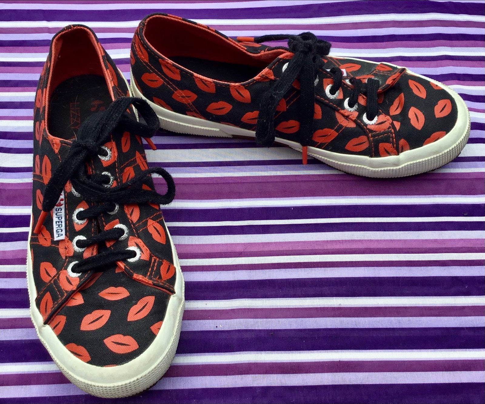 Superga x Lizzy van der Ligt sneakers met lippenprint, Zwart, Ophalen of Verzenden, Sneakers of Gympen, Zo goed als nieuw