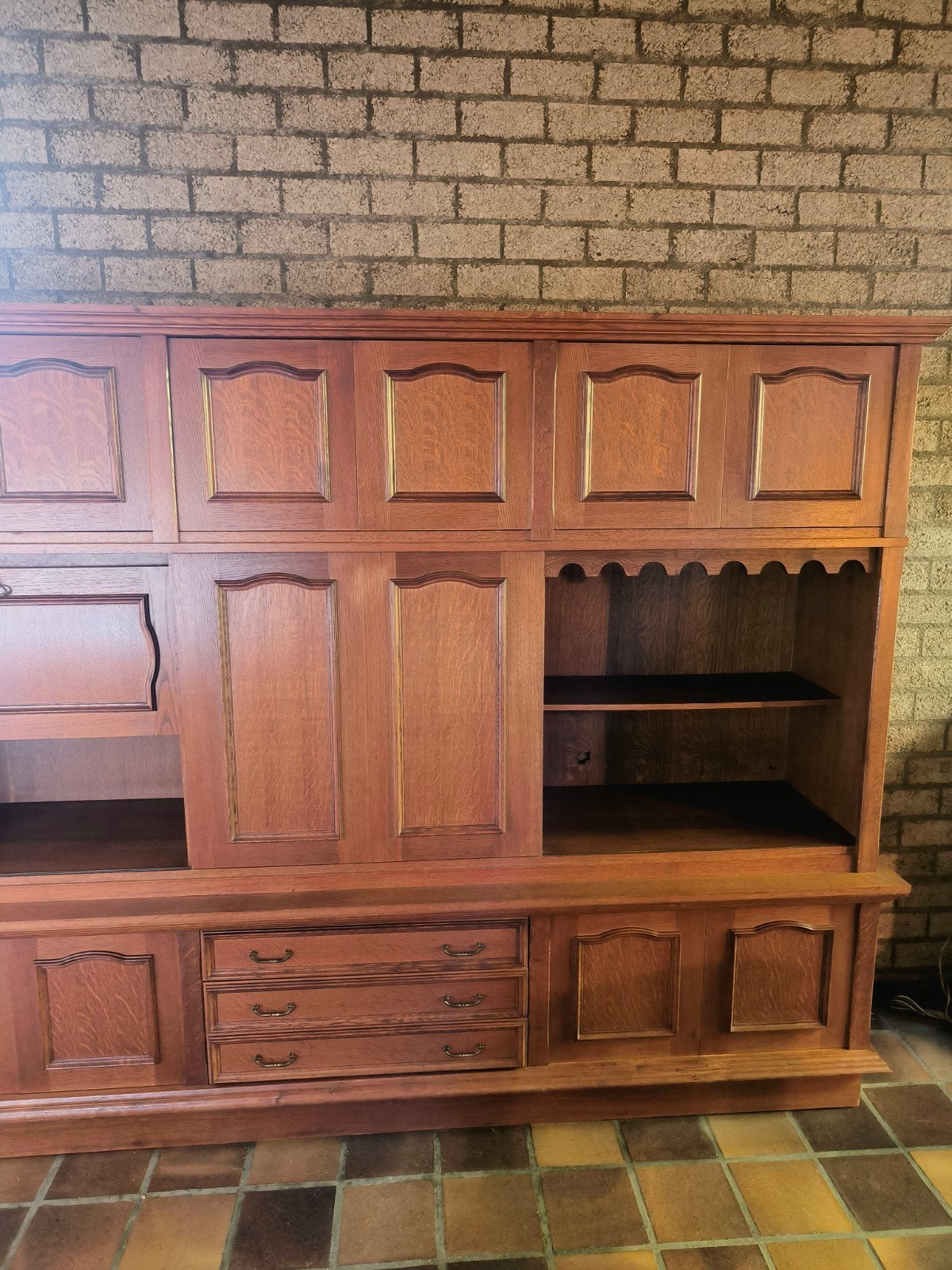 Massief houten wandmeubel met veel opbergruimte, Huis en Inrichting, Gebruikt, Klassiek, 150 tot 200 cm, Ophalen of Verzenden