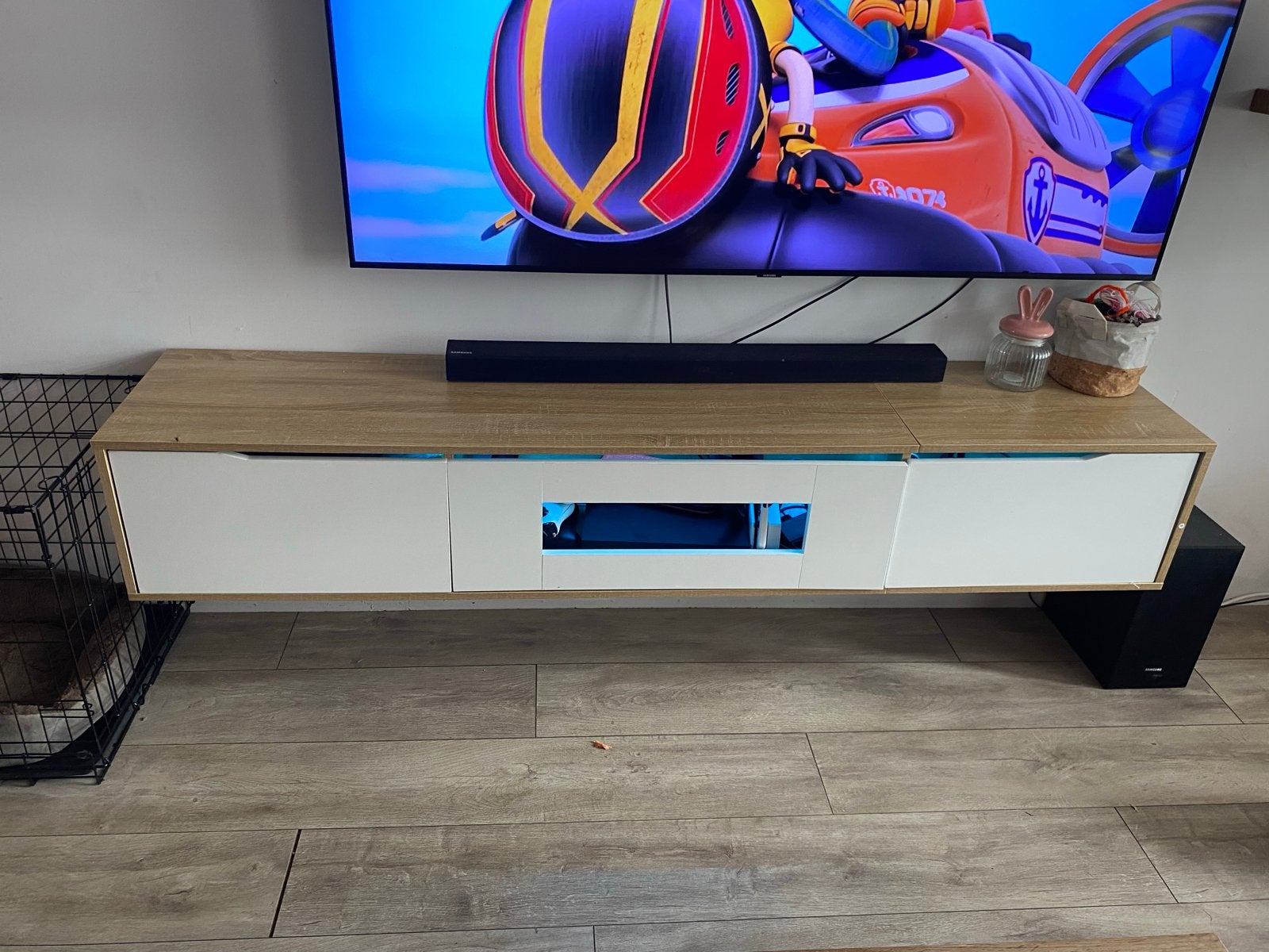Moderne TV-kast met opbergruimte en kabeldoorvoer, Ophalen, 150 tot 200 cm, Zo goed als nieuw, Minder dan 100 cm