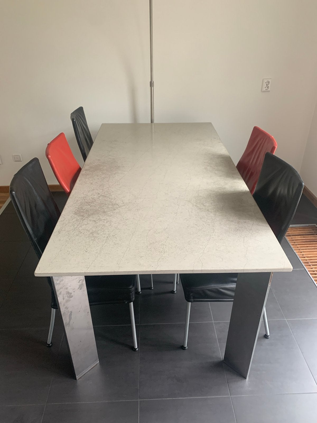 Moderne eettafel met aluminium poten en stenen blad, Ophalen, Gebruikt, 50 tot 100 cm, Vijf personen of meer