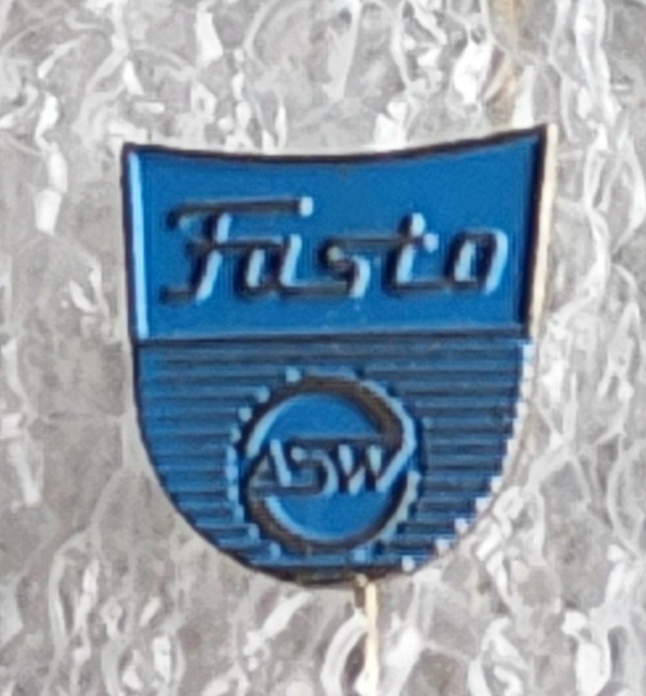 Vintage Fasto Geisers Speldje - ASW Logo, Ophalen of Verzenden, Gebruikt, Merk, Speldje of Pin