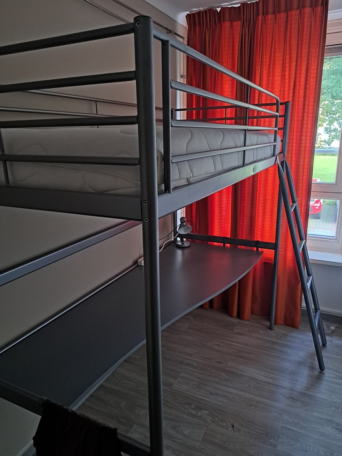 Hoogslaper met bureau - Ideaal voor kleine ruimtes, Eenpersoons, 160 tot 180 cm, Ophalen of Verzenden, Zo goed als nieuw