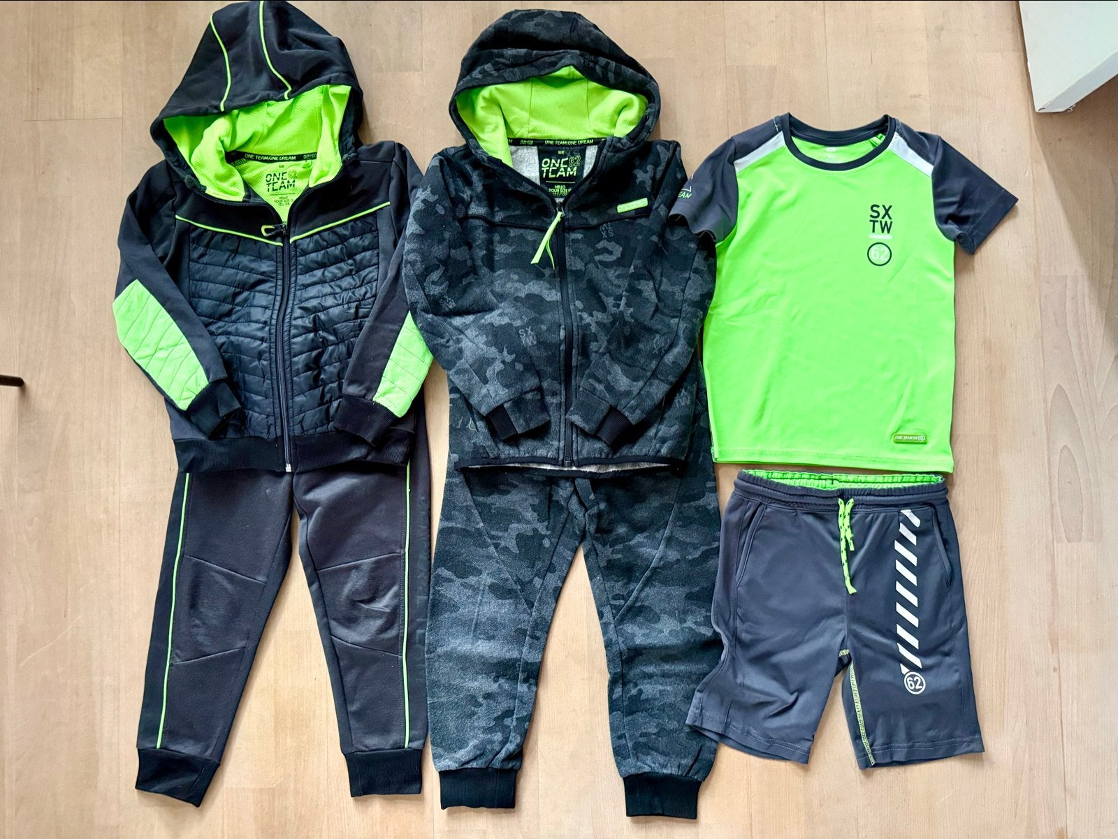 WE Joggingpakjes/sportkleding maat 122-128, Ophalen of Verzenden, Gebruikt, Jongen of Meisje, Sport- of Zwemkleding