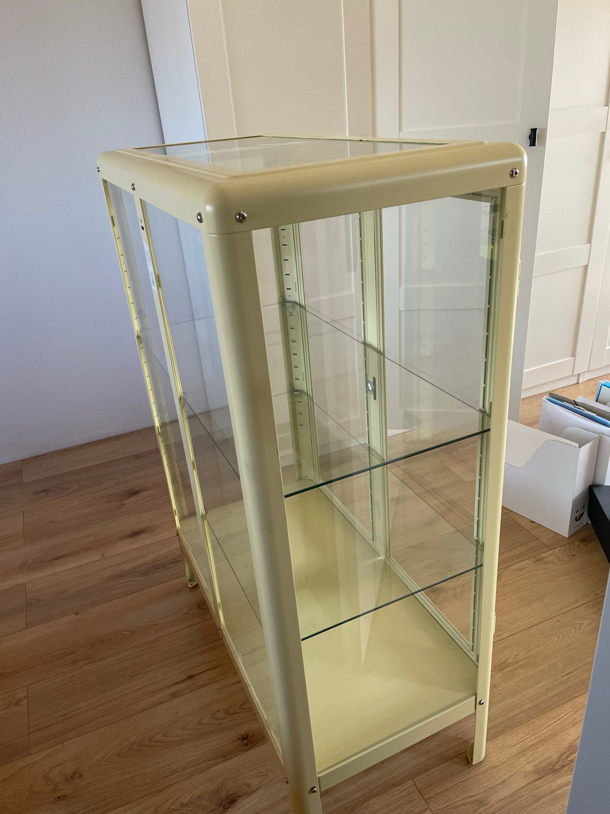 Vintage Vitrinekast met Glazen Planken en Deuren, Ophalen, Gebruikt, 100 tot 150 cm, 50 tot 100 cm