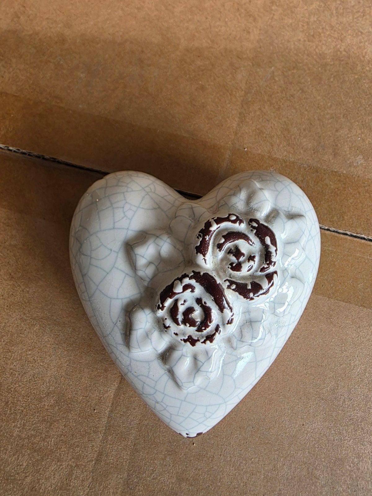 Decoratief hartje van keramiek met rozen, Antiek en Kunst, Ophalen