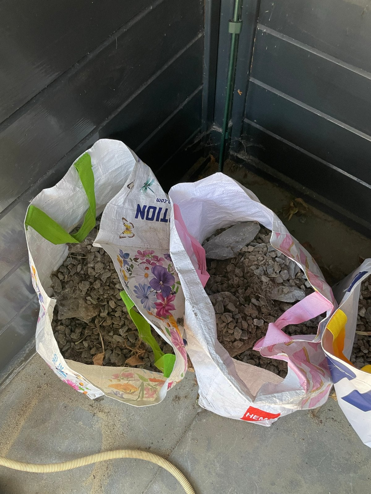 Gratis stenen (80x80cm) en grind af te halen in Elst, Ophalen, Gebruikt, Grind
