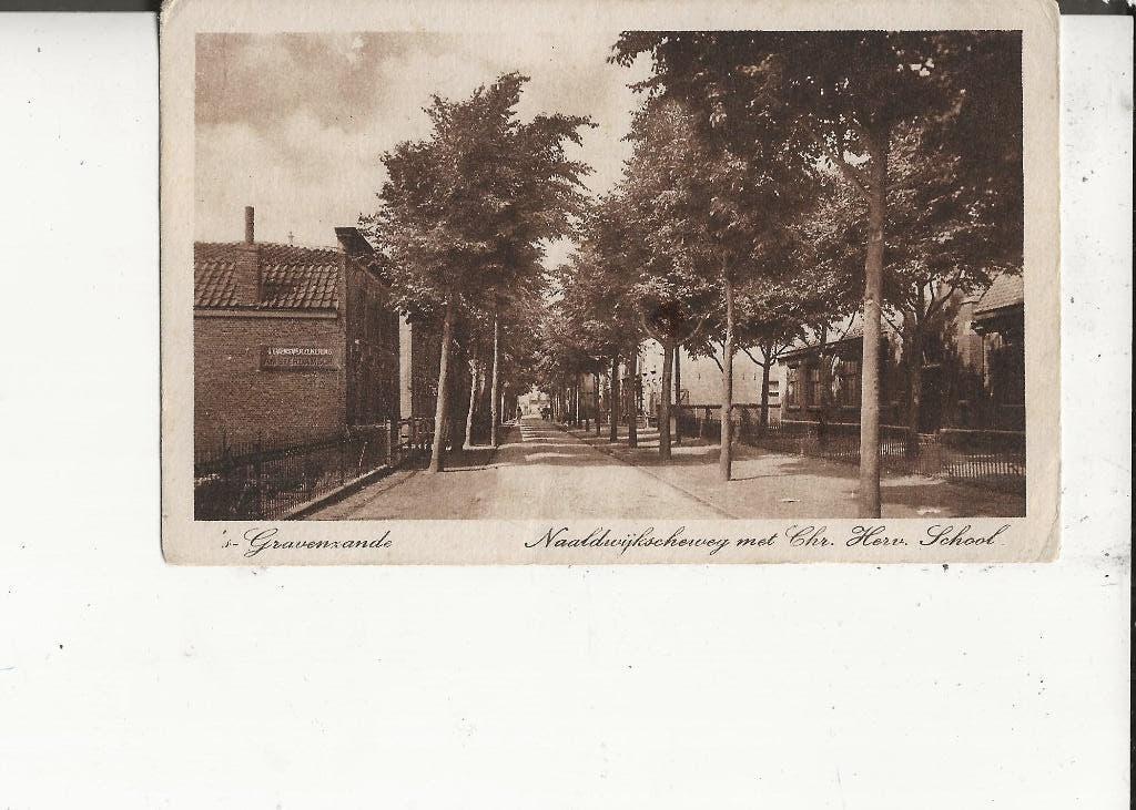 s Gravenzande Naaldwijkscheweg met Chr.Herv.School 27-8-1928, Ophalen of Verzenden, 1920 tot 1940, Gelopen, Zuid-Holland
