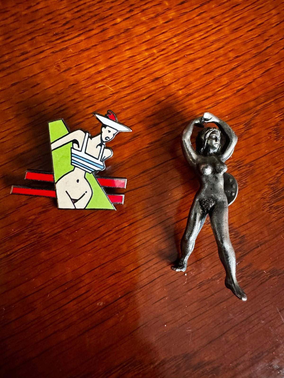 Twee erotische pins, Ophalen of Verzenden, Zo goed als nieuw
