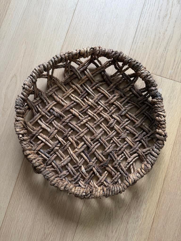 Decoratieve mand of fruitschaal van riet, Gebruikt, Mand, Rond, Ophalen of Verzenden