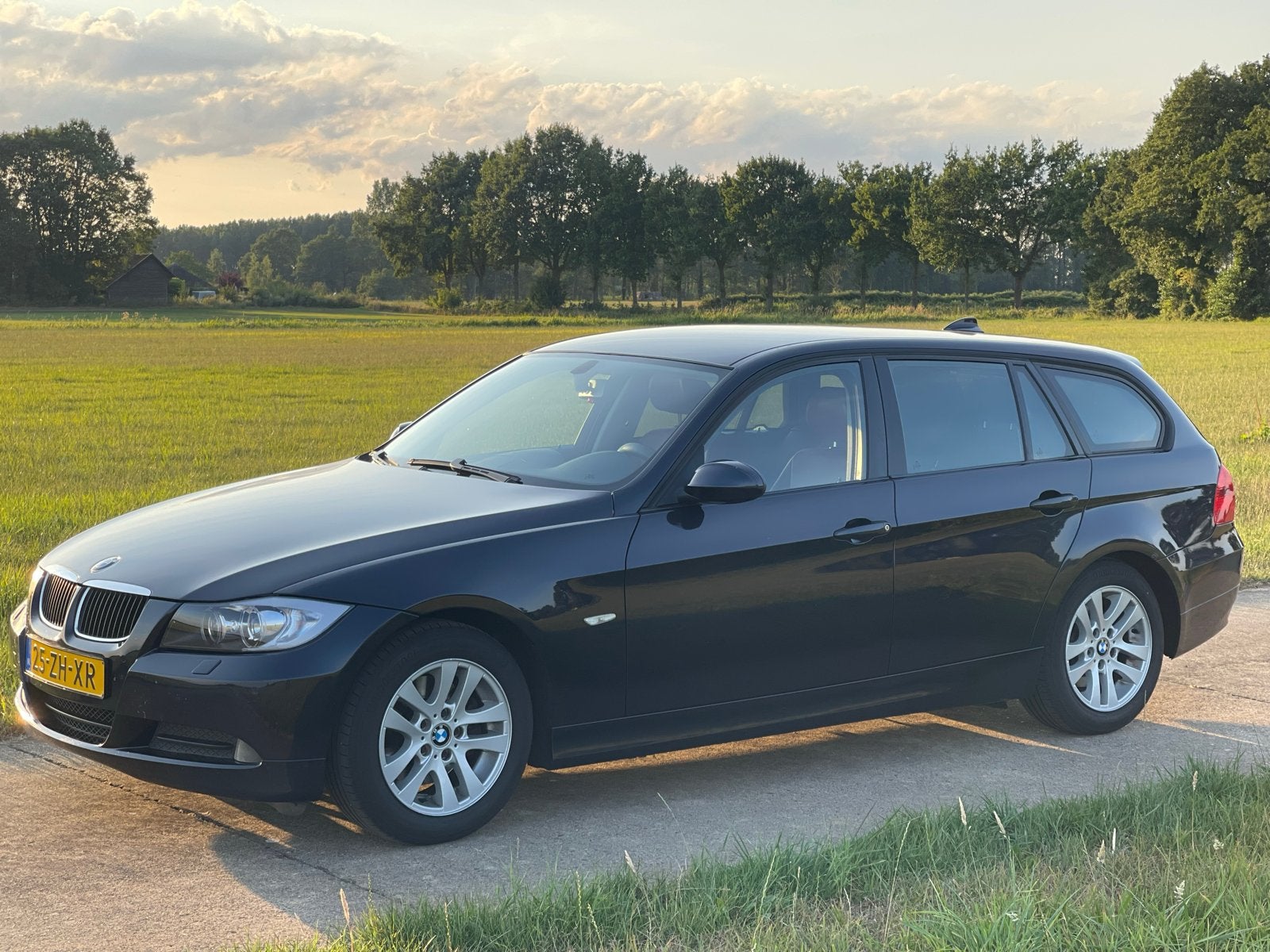 BMW 318i + BMW dakdragers & winterbanden op BMW velgen, Navigatiesysteem, Achterwielaandrijving, Blauw, Handgeschakeld