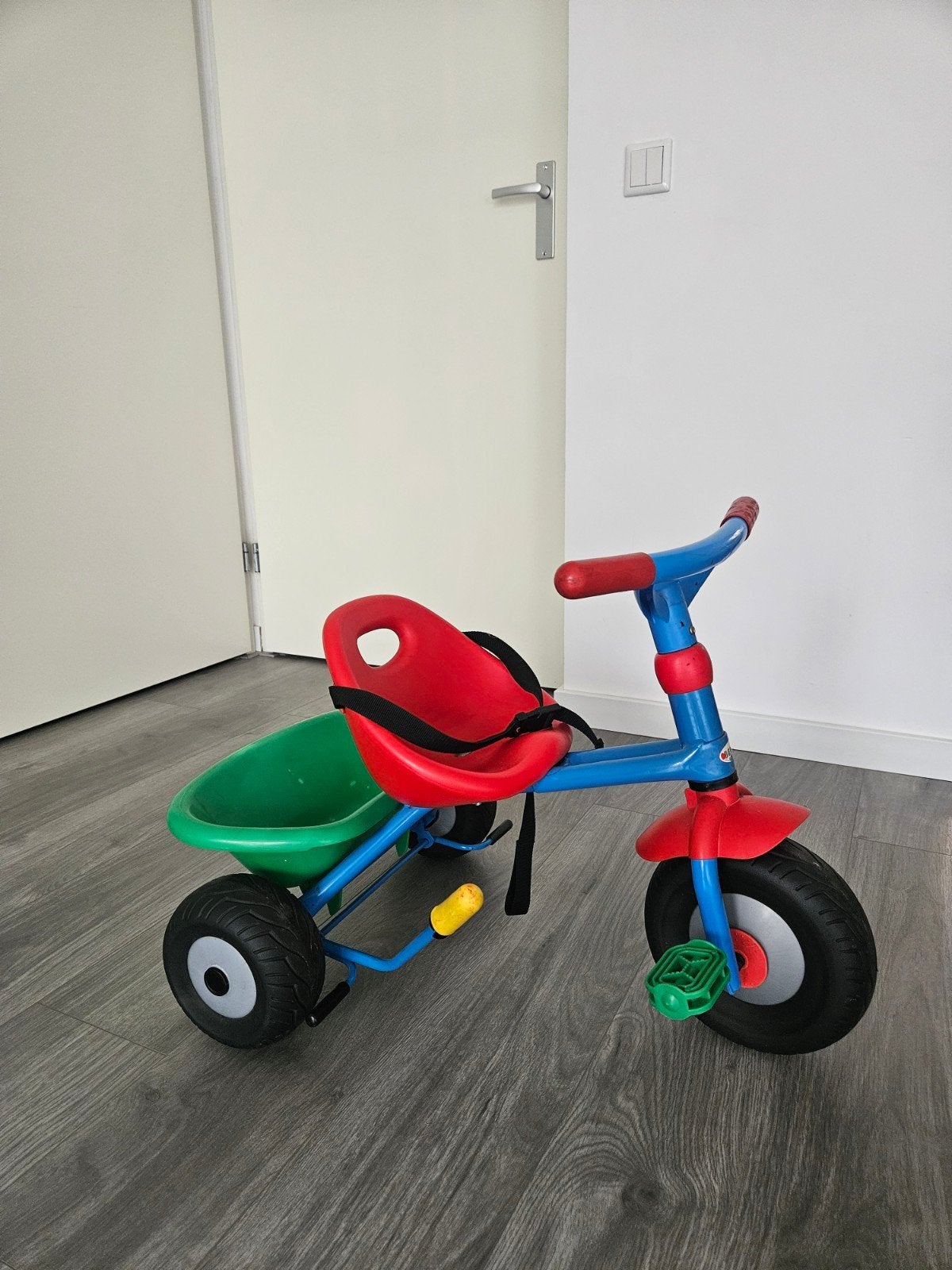 Kinder driewieler met bakje en veiligheidsgordel, Ophalen