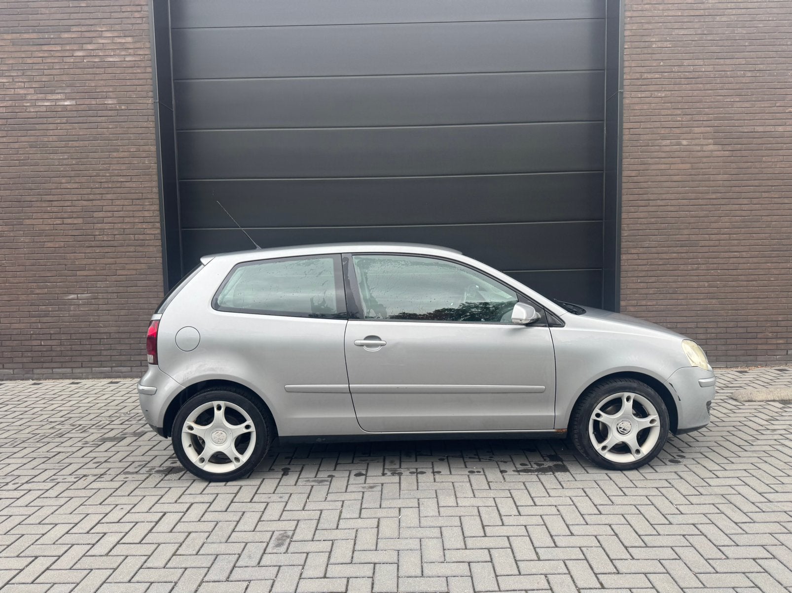 Volkswagen Polo 1.4 55KW 2006 Grijs, Auto's, Voorwielaandrijving, 15 km/l, 74 pk, Bedrijf